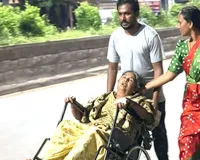 5 घंटे तक इलाज का इंतजार, मां को व्हीलचेयर पर 2 किमी धकेलकर विधायक के घर पहुंचा बेटा