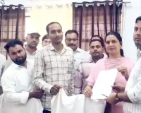 विभिन्न लंबित मांगों को लेकर लेखपालों का प्रदर्शन, एसडीएम को सौंपा ज्ञापन-पत्र