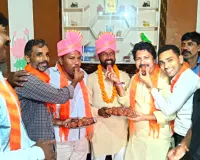 संविदा सफाई कर्मचारी यूनियन के नवनिर्वाचित पदाधिकारियों को दी बधाई