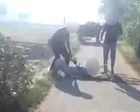 खेत से लौट रहे बुजुर्ग किसान से मारपीट, वीडियो सोशल मीडिया पर वायरल