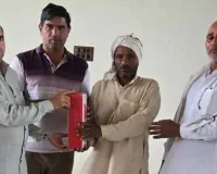 सच्ची शिक्षा लक्की ड्रा के विजेता पाठकों को भेंट किये उपहार
