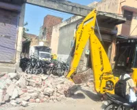 Bulldozer: पुलिस विभाग द्वारा बनाई गई दीवार को नपा ने तोड़ा