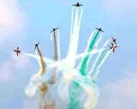 Surya Kiran Aerobatic: मेरठ में पहली बार सूर्यकिरण का एयर शो, आसमान में दिखा तिरंगे का रंग