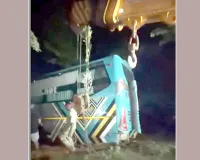 Bus Accident: अनियंत्रित होकर खेतों में पलटी बस, बस में 37 यात्री सवार