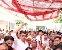 26 दिन से हड़ताल पर बैठे सफाई कर्मचारियों के समर्थन में नगर निगम पहुंची कांग्रेस