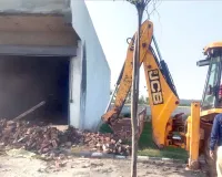 Bulldozer Action: दो अवैध कॉलोनियों पर चला बुलडोजर, दुकान और पेट्रोल पंप सील