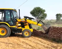 Bulldozer Action: चार एकड़ में अवैध निर्माणों पर चला पीला पंजा