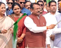 Delhi Cleanliness Drive: दिल्ली में सफाई व्यवस्था होगी मजबूत, CM रेखा गुप्ता ने कचरा प्रबंधन के लिए नई मशीनों और वाहनों को दिखाई हरी झंडी