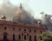 Delhi Latest News: दिल्ली के नॉर्थ ब्लॉक के आसमान में छाया घना काला धुआं, जानें क्या है माजरा?