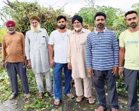 डेरा श्रद्धालुओं ने तेज बारिश से सड़क पर गिरे पेड़ों को हटाया
