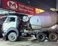 जाखल में बेकाबू ट्रक मुथूट गोल्ड लोन बैंक की दीवार तोड़कर अंदर घुसा