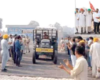 किसानों के संघर्ष के आगे झुका रेलवे विभाग, जाखल-तलवाड़ा रोड पर खुला अस्थायी फाटक