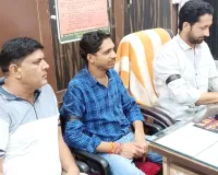 काली पट्टी बांधकर एनएचएम संविदाकर्मियों ने जताया विरोध