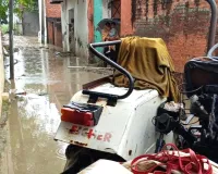 जगनपुर में बारिश के पानी से जलभराव, पंपिंग सेट से कराई गई निकासी