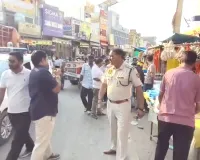शहर में ट्रैफिक पुलिस द्वारा हटवाया गया अतिक्रमण, दुकानों के आगे रखा सामान जब्त