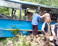 पश्चिम बंगाल में पर्यटक बस की कोयले से लदे वाहन से टक्कर, 10 घायल