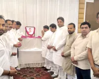 भाजपा नेता की माता की तेहरवीं में पहुंचे दिग्गज नेता, पुष्प अर्पित कर दी श्रद्धांजलि