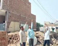 Electricity Issue: बिजली की लाइन बनी मुसीबत, 15 दिन से निर्माण कार्य बंद 