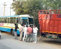 Roadways Bus Accident: हांसी-भिवानी रोड पर कैंटर से टकराई रोडवेज बस, कंडक्टर समेत 4 घायल