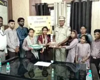 विशेष बच्चों ने यातायात शाखा प्रभारी को भेंट किए हस्तनिर्मित दीपक 