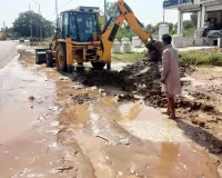 Hanumangarh Water Supply News: गैस पाइप लाइन बिछाते समय तोड़ी मुख्य पाइपलाइन, सड़क पर बहा हजारों लीटर पानी 