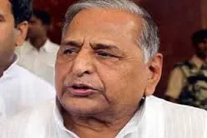 करेंसी का विमुद्रीकरण कर देश को बंधक बनाने की कोशिश कर रहे हैं मोदी : मुलायम