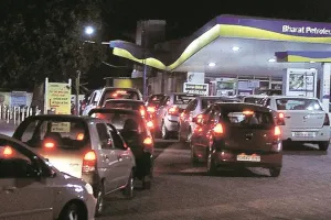 पेट्रोल पम्पों पर अभी भी भारी भीड़, रोजमर्रा के काम प्रभावित