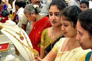 सर्राफा बाजार में अफरा-तफरी, सोना 600 रुपये फिसला