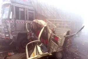 ट्रक और टैम्पों की टक्कर में छह की मौत, 16 घायल
