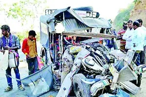 बारातियों की जीप ट्रक में घुसी