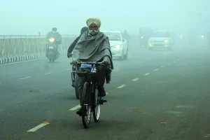 धुंध-ठंड साथ-साथ, जनजीवन अस्त-व्यस्त