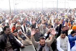 किसानों की एकजुटता के आगे झुका प्रशासन