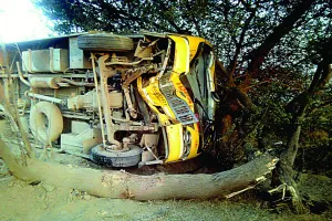 विद्यालय की बस पलटी