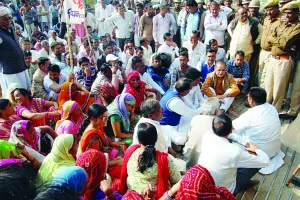 मिल मजदूरों का कलेक्टरेट पर धरना