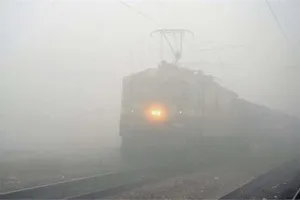 धुंध छाई, लाइटें जलाकर चलाए वाहर