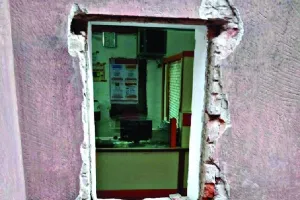 अज्ञात चोरों ने बैंक पर बोला धावा