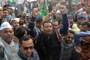 नोटबंदी के खिलाफ जाप का बिहार में रेल चक्का जाम आंदोलन , रेल सेवा बाधित