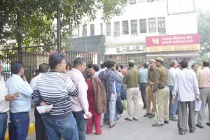 नोटबंदी को पलीता लगाते बैंक