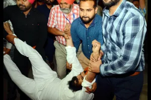आप विधायकों को घसीट-घसीटकर सदन से बाहर निकाला