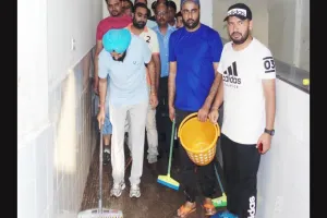 गंदगी देख भड़के विधायक, खुद ही लगाया झाडू