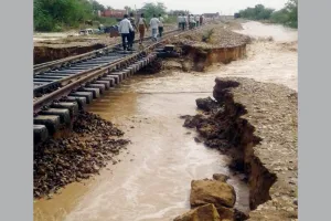 भारी बरसात से दरक गया रेलवे अंडरपास , बड़ा हादसा टला