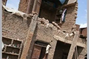 दो मंजिला मकान गिरने से महिला की मौत, दर्जनभर घायल