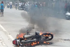 करनाल में होटल पर पथराव, बाइक फूंकी