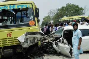स्कूल बस व कार में भयंकर टक्कर , दो की मौत