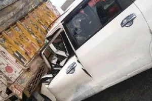ट्रक-टैक्सी टक्कर में तीन की मौत