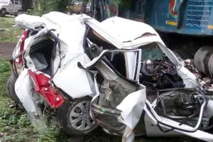 कार के ऊपर चढ़ा डंपर , हादसे में चार लोगों की मौत