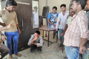 चोरी के आरोपी को लोगों ने पुलिस हवाले किया
