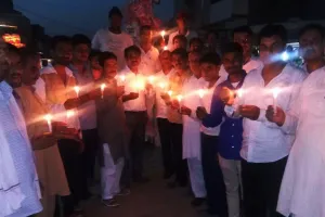 व्यापारियों ने निकाला रोष कैंडल मार्च