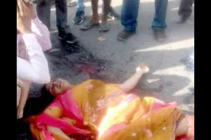 बेकाबू ट्रोले ने बाइक को मारी टक्कर , मां-बेटी की मौत