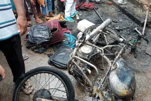 गैस सिलेंडर में आग भभकने से दो मोटर साइकिल जलकर खाक